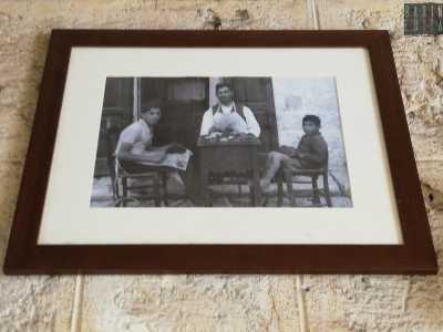  Su una parete sono anche appese quattro foto di famiglia in bianco e nero. �In alto a sinistra c�� il mio bisnonno Domenico Schettini � ci illustra Elio �. Fu lui a dare il via all�attivit� con prima sede a Conversano�
